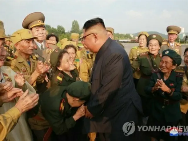 前回の全国老兵大会は２０１８年７月に開催された。朝鮮中央通信によると、金正恩委員長（中央）は参加者と一緒に記念撮影をした＝（朝鮮中央通信＝聯合ニュース）≪転載・転用禁止≫
