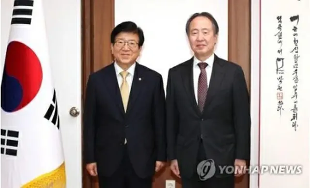 記念撮影する朴議長（左）と冨田大使＝21日、ソウル（聯合ニュース）