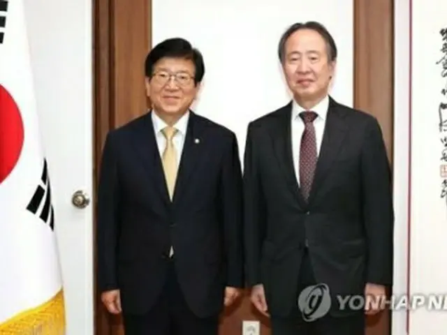 記念撮影する朴議長（左）と冨田大使＝21日、ソウル（聯合ニュース）
