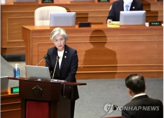 国会で開かれた対政府質疑で答弁する康長官＝２２日、ソウル（聯合ニュース）