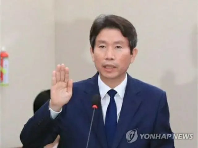 人事聴聞会で宣誓する李氏＝２３日、ソウル（聯合ニュース）