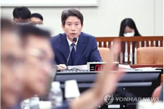 国会の人事聴聞会で答弁する李氏＝２３日、ソウル（聯合ニュース）