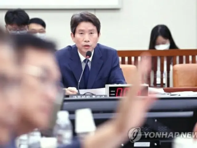 国会の人事聴聞会で答弁する李氏＝２３日、ソウル（聯合ニュース）