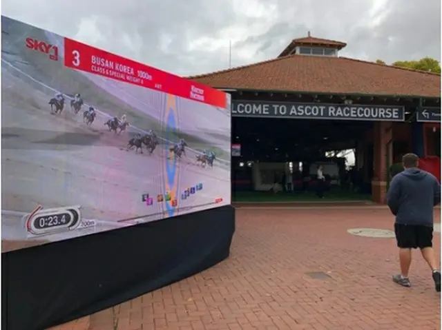 オーストラリアの競馬場で中継されている韓国の競馬レース（韓国馬事会提供）＝（聯合ニュース）≪転載・転用禁止≫