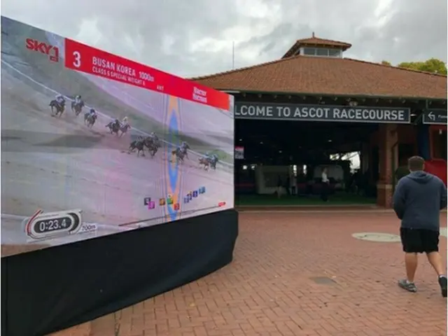 オーストラリアの競馬場で中継されている韓国の競馬レース（韓国馬事会提供）＝（聯合ニュース）≪転載・転用禁止≫