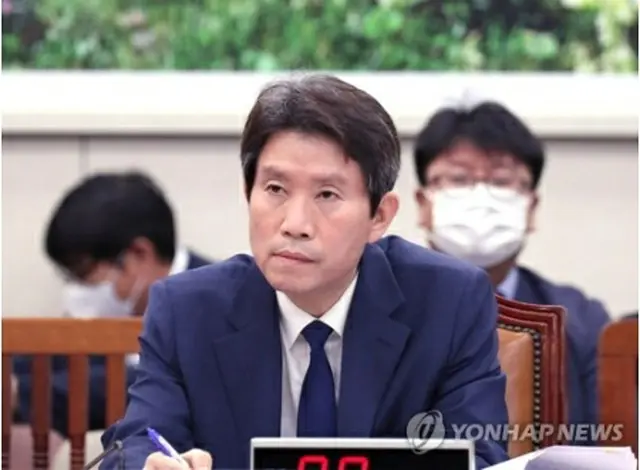 国会の人事聴聞会で質問に耳を傾ける李氏＝２３日、ソウル（聯合ニュース