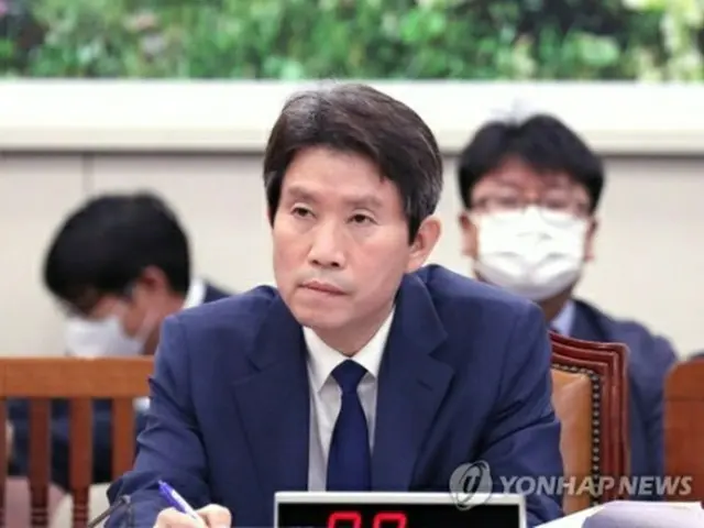 国会の人事聴聞会で質問に耳を傾ける李氏＝２３日、ソウル（聯合ニュース