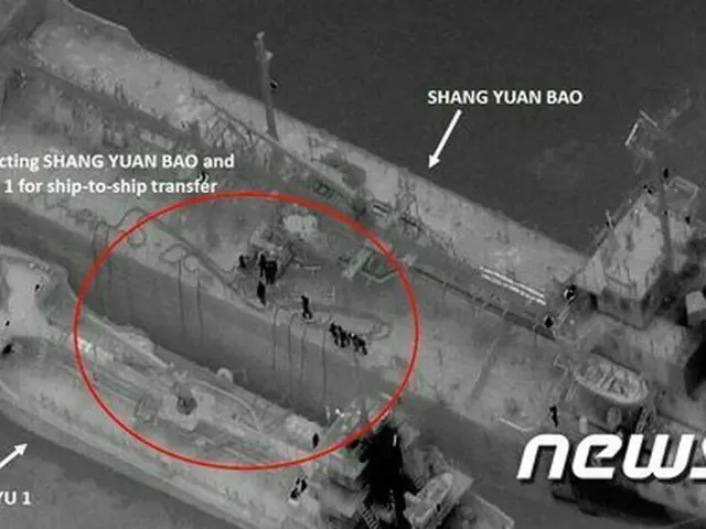 東シナ海の海上で、パナマ船籍の貨物船から北朝鮮の船にホースで石油製品が移されている（提供:news1）