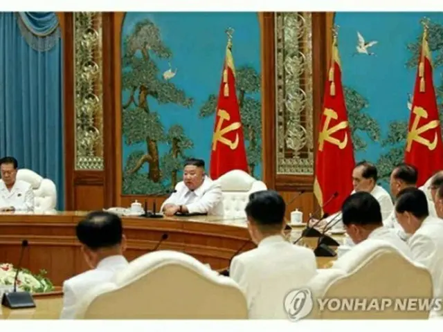 労働新聞が掲載した党中央委員会政治局の非常拡大会議の写真（同紙ＨＰより）＝（聯合ニュース）≪転載・転用禁止≫