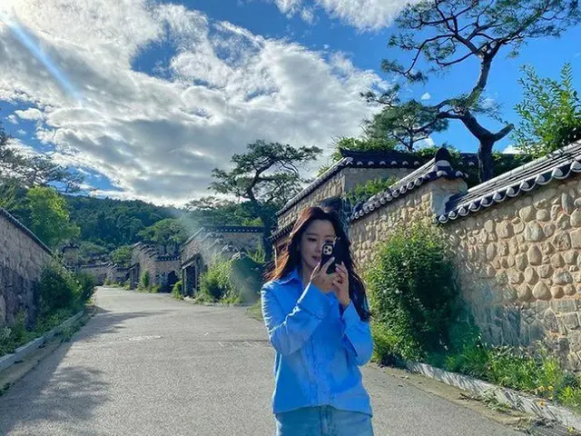 女優キム・ヒソン、空から舞い降りた？=空と色を合わせた服装で女神のような写真を公開（提供:News1）