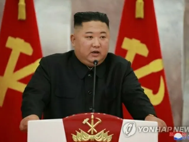 北朝鮮の朝鮮中央通信は27日、祖国解放戦争勝利67年を記念して金委員長が26日に軍の主要指揮官らに白頭山記念拳銃を授与したと報じた＝（朝鮮中央通信＝聯合ニュース）