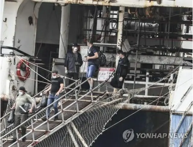 新型コロナウイルス感染が確認され、医療機関に移されるロシア船舶の船員ら（資料写真）＝（聯合ニュース）