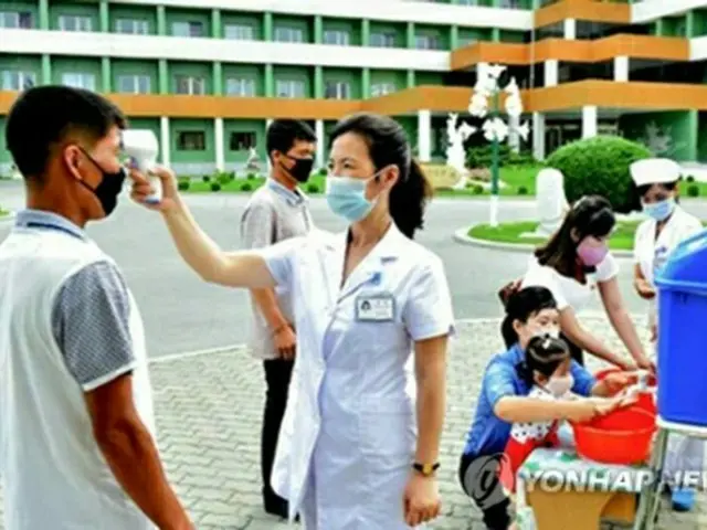 住民の体温検査を行う様子（労働新聞ホームページより）＝（聯合ニュース）≪転載・転用禁止≫