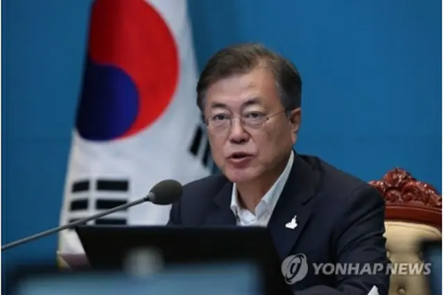 首席秘書官・補佐官会議を主宰する文大統領＝２７日、ソウル（聯合ニュース）