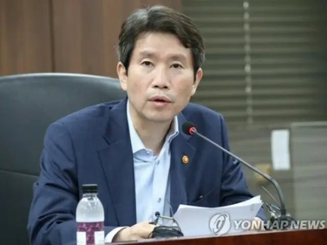 室長・局長らとの会議で発言する李仁栄長官＝２８日、ソウル（聯合ニュース）
