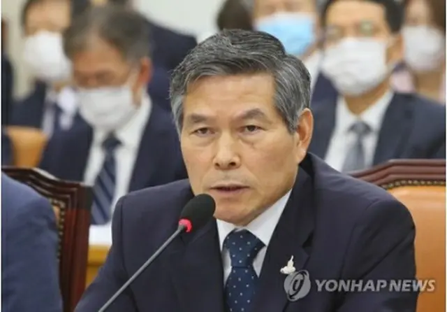 国会国防委員会で答弁する鄭氏＝28日、ソウル（聯合ニュース）