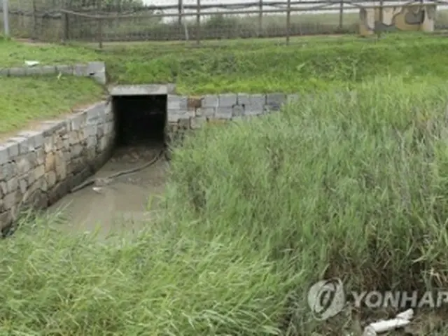 脱北者が通ったと推定される排水路＝27日、仁川（聯合ニュース）