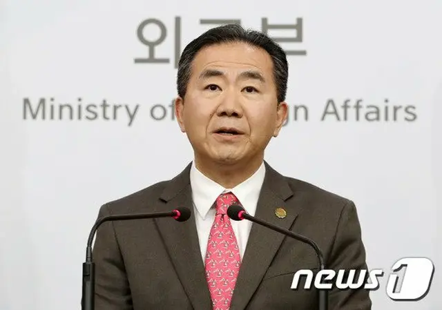 韓国外務省は、民間の植物園が「安倍首相“謝罪”像」を設置したことについて、外国の指導者たちへの礼遇を考慮する必要があると伝えた（提供:news1）