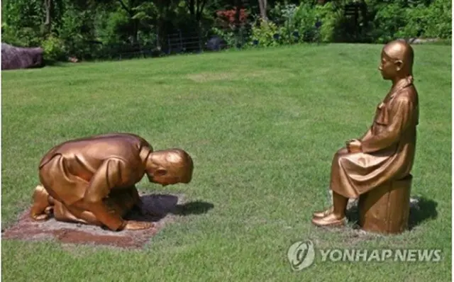 韓国自生植物園に設置された少女像と、その前でひざまずいて謝罪する男性の像。同園は「永遠の贖罪（しょくざい）」と題したとしている（読者提供）＝（聯合ニュース）≪転載・転用禁止≫