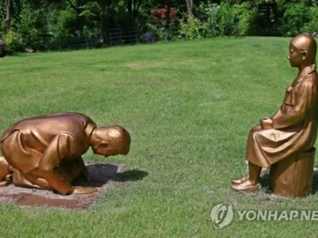 韓国自生植物園に設置された少女像と、その前でひざまずいて謝罪する男性の像。同園は「永遠の贖罪（しょくざい）」と題したとしている（読者提供）＝（聯合ニュース）≪転載・転用禁止≫