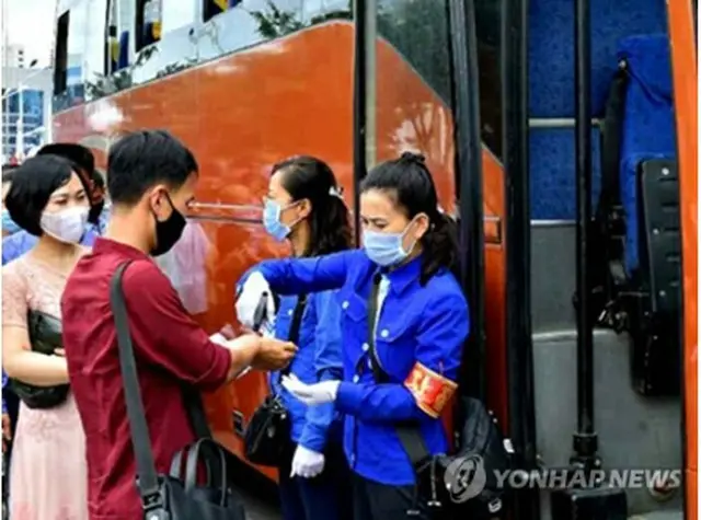 朝鮮労働党機関紙の労働新聞は、全国の鉄道の駅やバス停などで防疫を強化していると報じた。バスの乗客の体温を測定する様子（労働新聞ホームページより）＝（聯合ニュース）≪転載・転用禁止≫