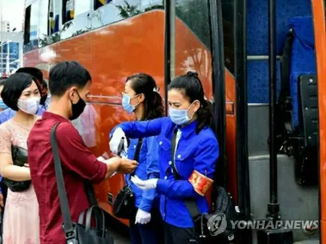 朝鮮労働党機関紙の労働新聞は、全国の鉄道の駅やバス停などで防疫を強化していると報じた。バスの乗客の体温を測定する様子（労働新聞ホームページより）＝（聯合ニュース）≪転載・転用禁止≫