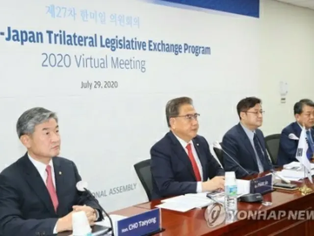 3カ国議員会議に出席した朴氏（左端から2人目）ら＝29日、ソウル（聯合ニュース）