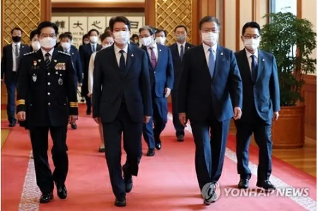 任命状の授与を終え、歓談の場に向かう文大統領ら。左から金警察庁長、李統一部長官、文大統領、朴国家情報院長＝29日、ソウル（聯合ニュース）