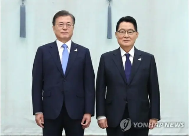 任命状の授与後、記念撮影する文大統領（左）と朴氏＝２９日、ソウル（聯合ニュース）