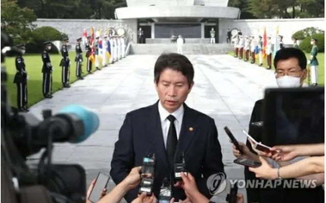 国立ソウル顕忠院を参拝した李長官＝30日、ソウル（聯合ニュース）