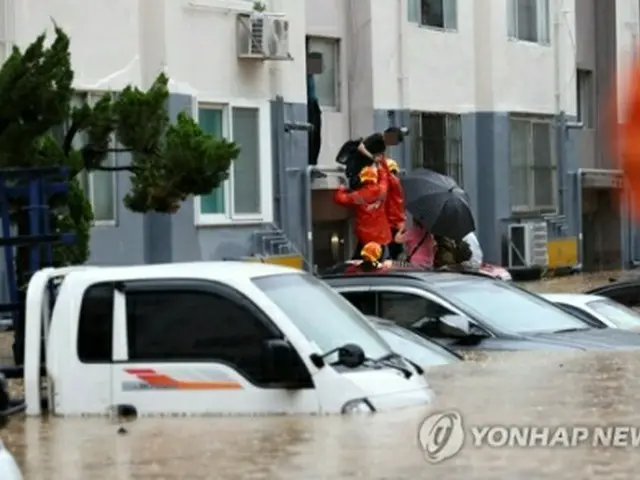 大田市内のマンションで避難する住民＝30日、大田（聯合ニュース）
