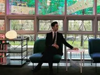 俳優キム・スヒョン、陰影の中のシルエットだけでもクールなスーツ姿を公開…“これは絵画か彫刻か”