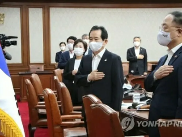 閣議を開く丁世均（チョン・セギュン）首相（中央）ら＝31日、ソウル（聯合ニュース）