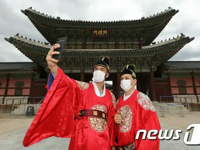 韓国政府の防疫強化措置が緩和され開館されたソウルの景福宮で、外国人観光客たちが記念撮影をしている（提供:news1）