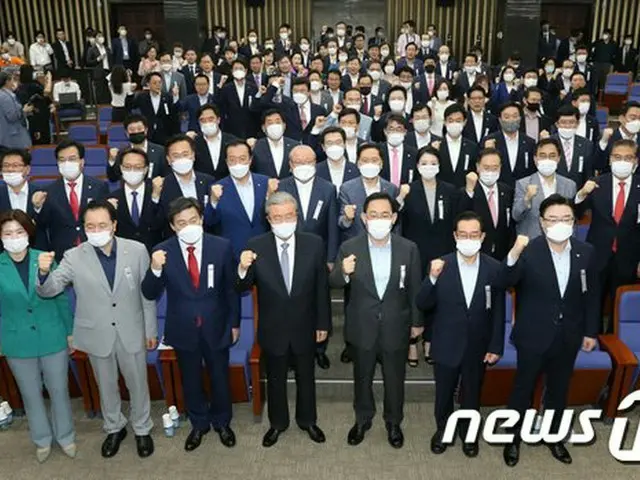 韓国の保守系野党“未来統合党”の議員たちが国会で開かれた議員総会に集まり、与党に抗議をしている（提供:news1）