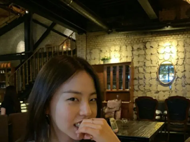「Wonder Girls」出身の女優アン・ソヒ、レストランでくつろぐ日常を公開…今月出演ドラマスタート（提供:OSEN）
