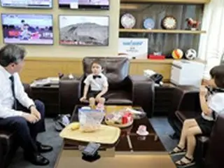 ウィリアムくん＆ベントレーくん、父サム・ハミントンの広報大使としてKBSを訪問…社長のイスにも座る堂々ぶり