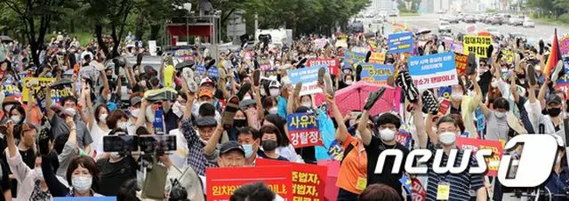 街頭に出た住宅保有者たち…雨の中、政府の不動産政策を糾弾＝韓国（提供:news1）