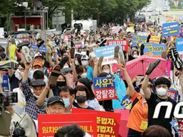 街頭に出た住宅保有者たち…雨の中、政府の不動産政策を糾弾＝韓国（提供:news1）