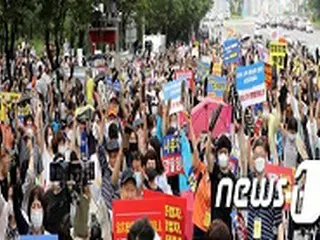 街頭に出た住宅保有者たち…雨の中、政府の不動産政策を糾弾＝韓国