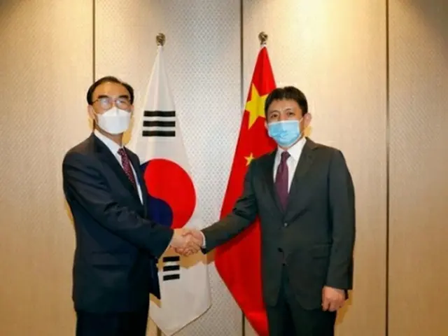 握手する李誠浩・経済外交調整官（左）と李成鋼商務次官補（外交部提供）＝（聯合ニュース）≪転載・転用禁止≫