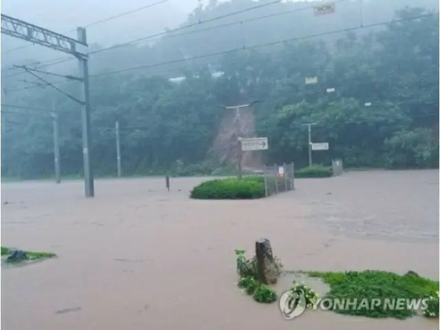 ２日の豪雨で冠水した忠北線の線路（コレール提供）＝（聯合ニュース）≪転載・転用禁止≫