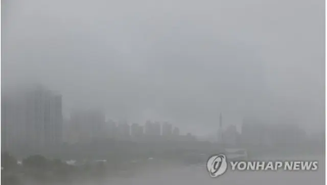 豪雨に見舞われたソウル＝２日、ソウル（聯合ニュース）