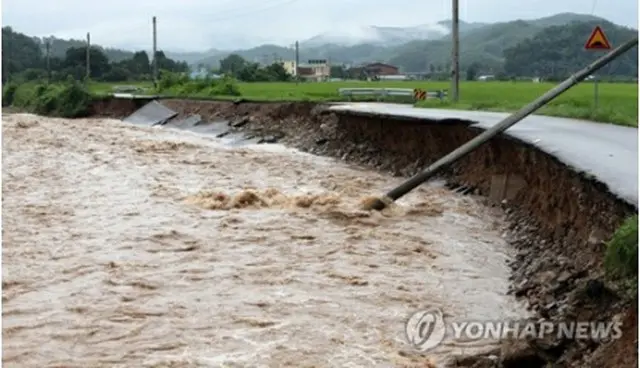 中部の忠州で道路の一部が流出した＝２日、忠州（聯合ニュース）