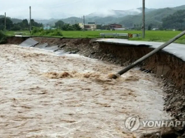 中部の忠州で道路の一部が流出した＝２日、忠州（聯合ニュース）