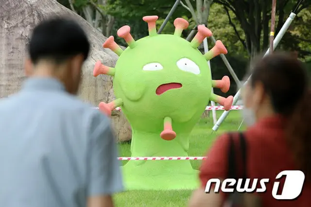 韓国・大邱に「新型コロナ」が造形物となって出現… 「大邱の暑さで溶かしてしまえ」（画像:news1）