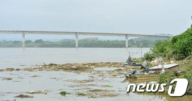 北朝鮮の黄江ダムの放流により、韓国の坡州市の川に操業を中断した船が停泊している（提供:news1）