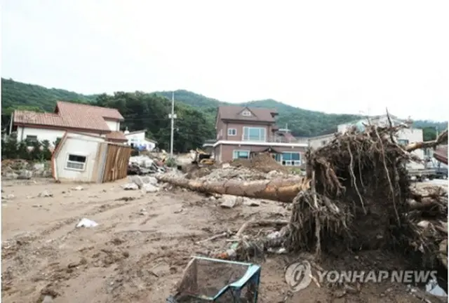 2日に土砂崩れが起きた京畿道安城市内の集落で、復旧作業が行われている＝4日、安城（聯合ニュース）