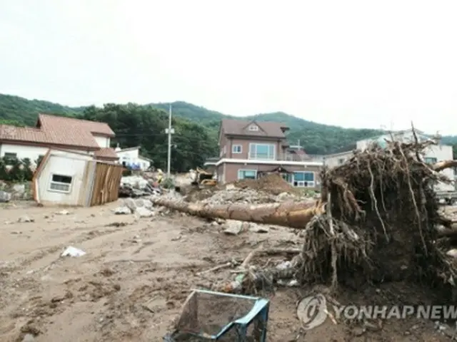 2日に土砂崩れが起きた京畿道安城市内の集落で、復旧作業が行われている＝4日、安城（聯合ニュース）