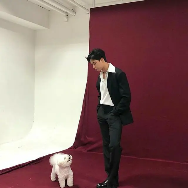 【トピック】俳優パク・ソジュン、愛犬シンバとのグラビア撮影現場を公開（画像提供:OSEN）
